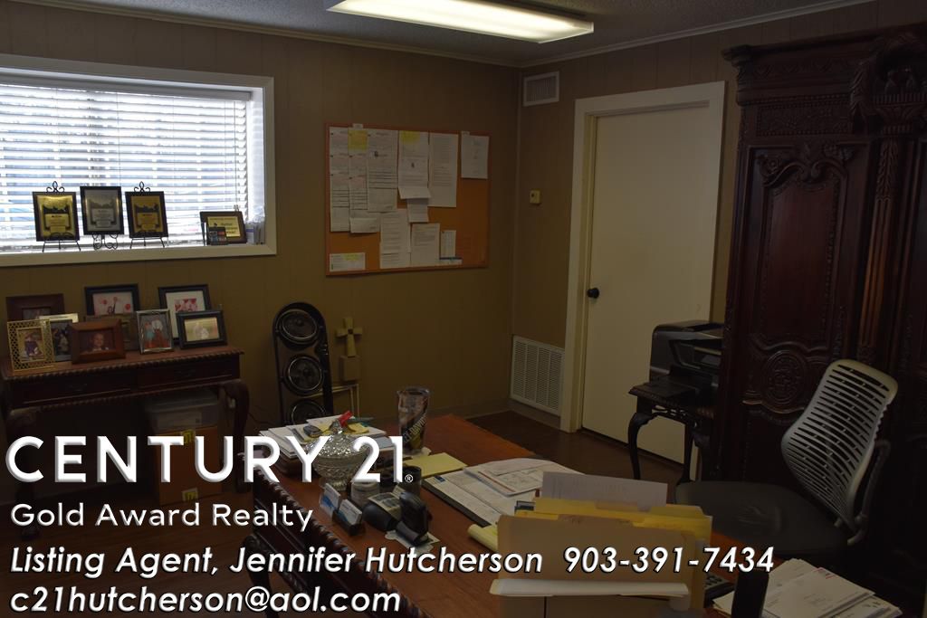 2233 W Point Tap Rd, Palestine, TX 75803